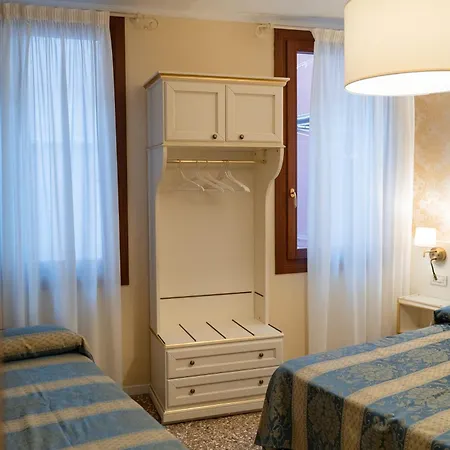 蒂沃利酒店 酒店