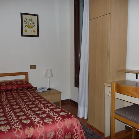 蒂沃利酒店 酒店