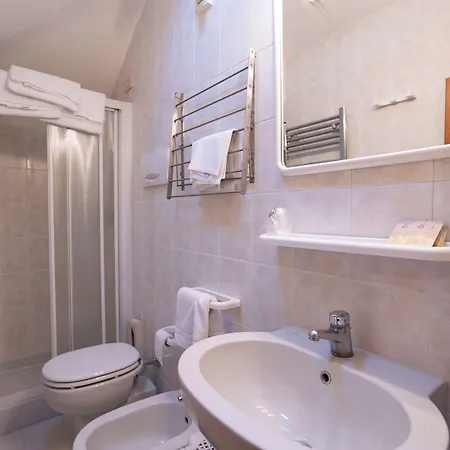 Tivoli Hotel 2*