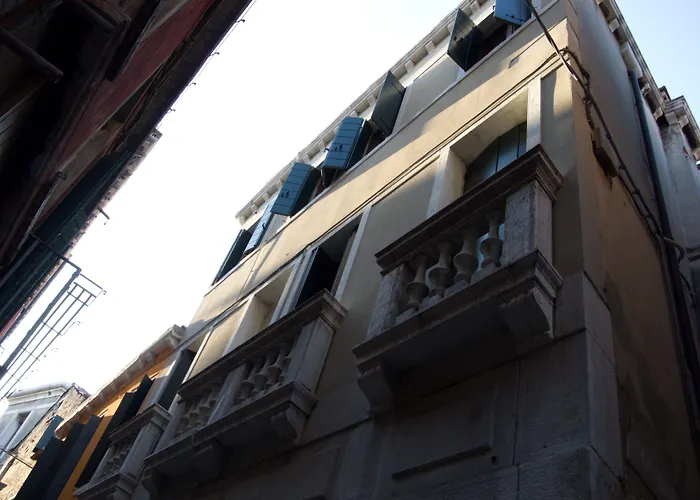 Tivoli Hotel 2*