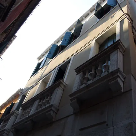 Tivoli Hotel 2*